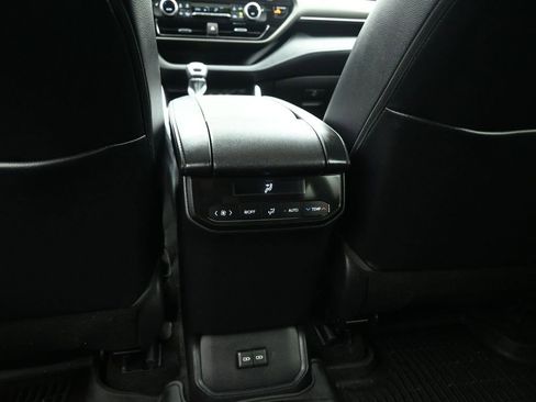 Used 2023 Toyota Highlander XLE image 25