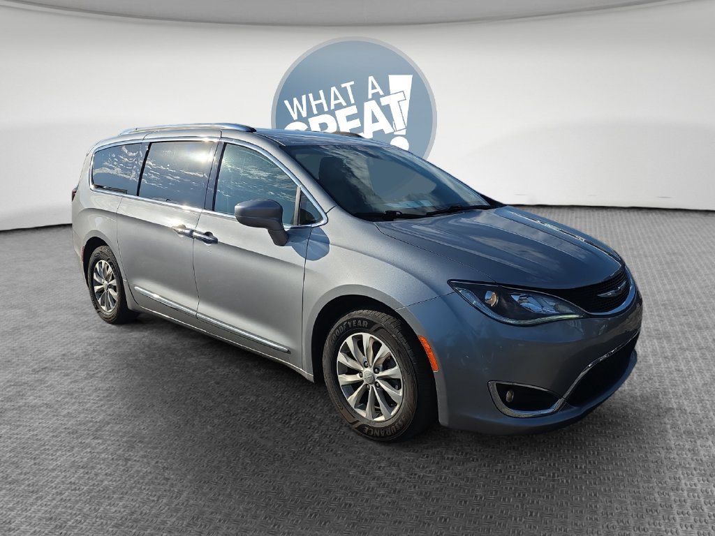 Used 2019 Chrysler Pacifica Touring-L FWD image 1