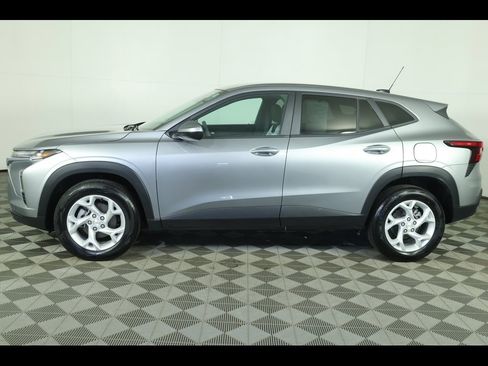 Used 2024 Chevrolet Trax LS w/ LS Convenience Package image 14