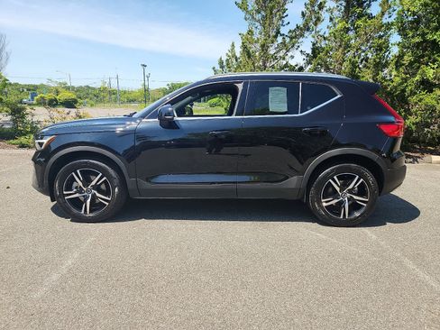 Used 2025 Volvo XC40 B5 Core image 8