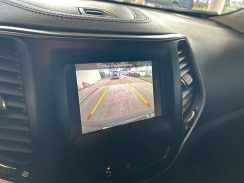 Used 2019 Jeep Cherokee Latitude Plus image 9