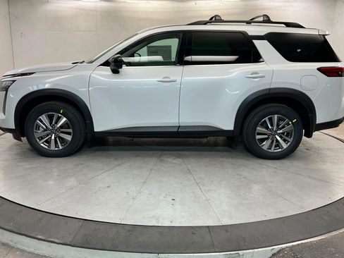 New 2026 Nissan Pathfinder SL image 2