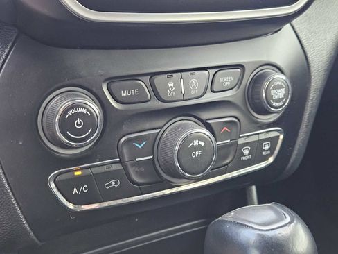 Used 2020 Jeep Cherokee Latitude Plus FWD image 18