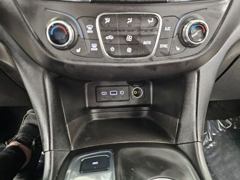 Used 2021 Chevrolet Equinox LT w/ Driver Convenience Package image 18