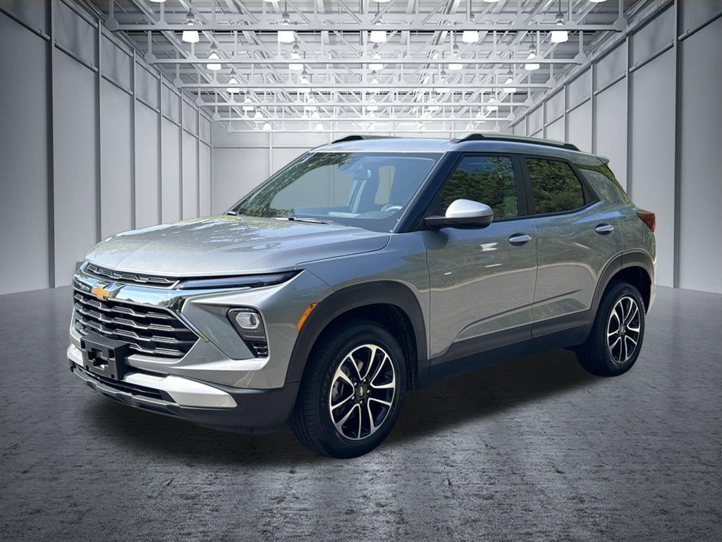 Used 2025 Chevrolet TrailBlazer LT AWD/4WD image 3