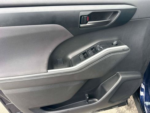 Used 2025 Toyota Highlander LE FWD image 21