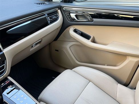 Used 2025 Porsche Macan image 30