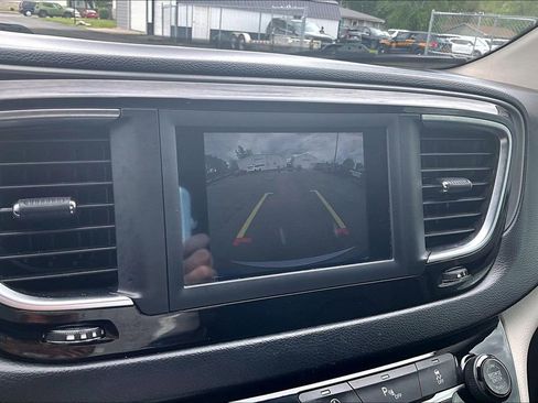 Used 2020 Chrysler Pacifica Touring-L FWD image 20