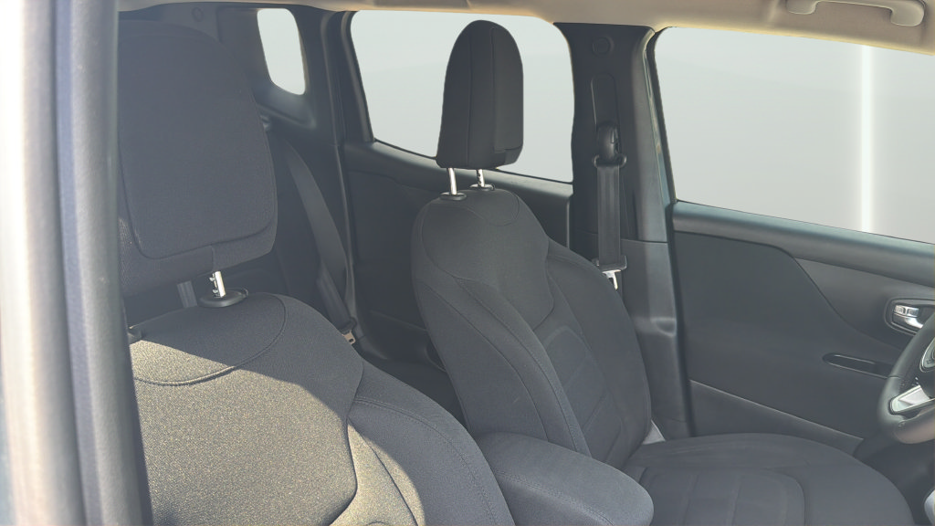 Used 2018 Jeep Renegade Latitude w/ UConnect 8.4 Nav Group FWD image 28