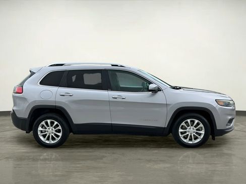 Used 2019 Jeep Cherokee Latitude w/ Cold Weather Group FWD image 9