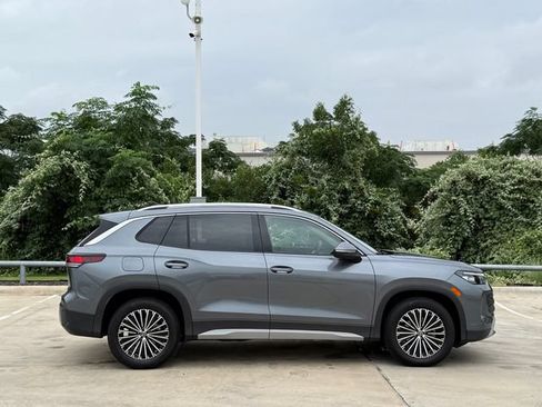 Used 2025 Volkswagen Tiguan S FWD image 4