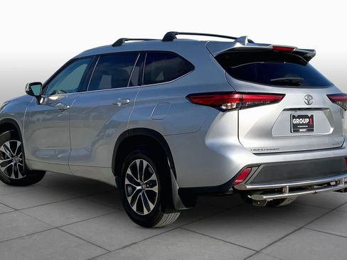 Used 2022 Toyota Highlander XLE AWD/4WD image 12