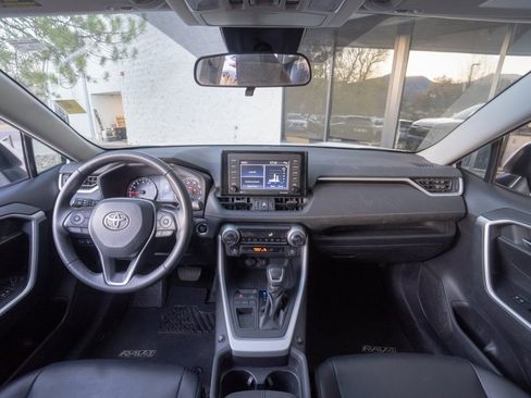 Used 2020 Toyota RAV4 XLE Premium image 15