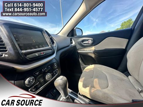 Used 2017 Jeep Cherokee Latitude w/ Safety/Convenience Group AWD/4WD image 10