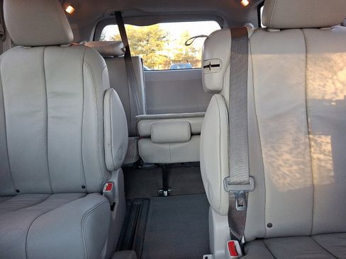 Used 2014 Toyota Sienna XLE w/ Entertainment Package image 19