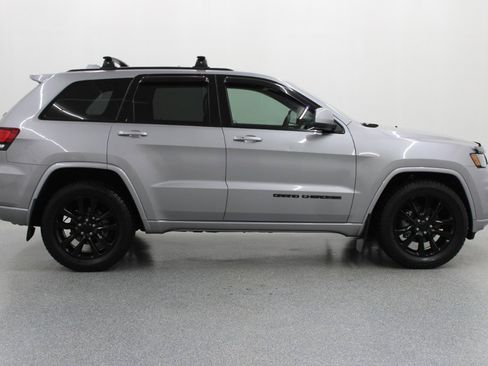 Used 2019 Jeep Grand Cherokee Altitude AWD/4WD image 2