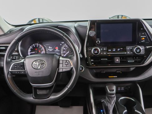 Used 2023 Toyota Highlander XLE image 17