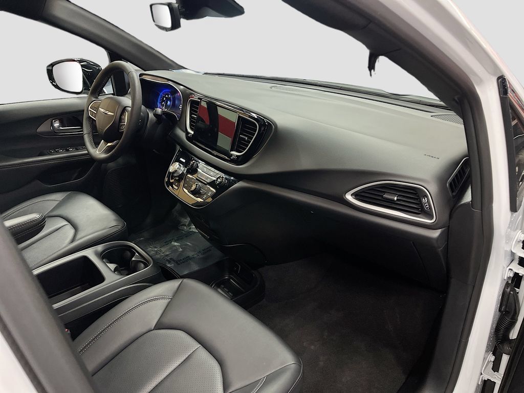 Used 2026 Chrysler Pacifica Select FWD image 29