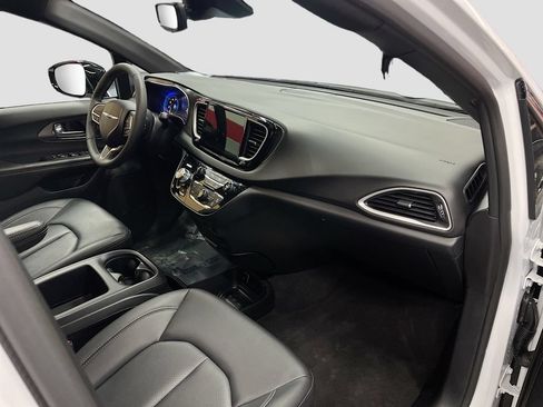 Used 2026 Chrysler Pacifica Select FWD image 29