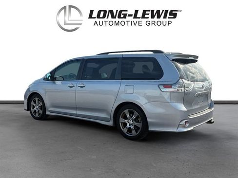 Used 2017 Toyota Sienna SE FWD image 3