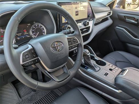 Used 2023 Toyota Highlander L image 22