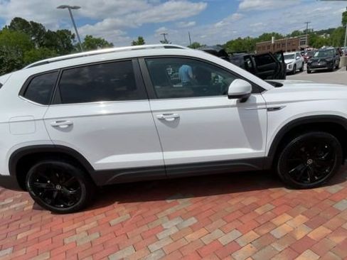 Used 2022 Volkswagen Taos SE FWD image 2