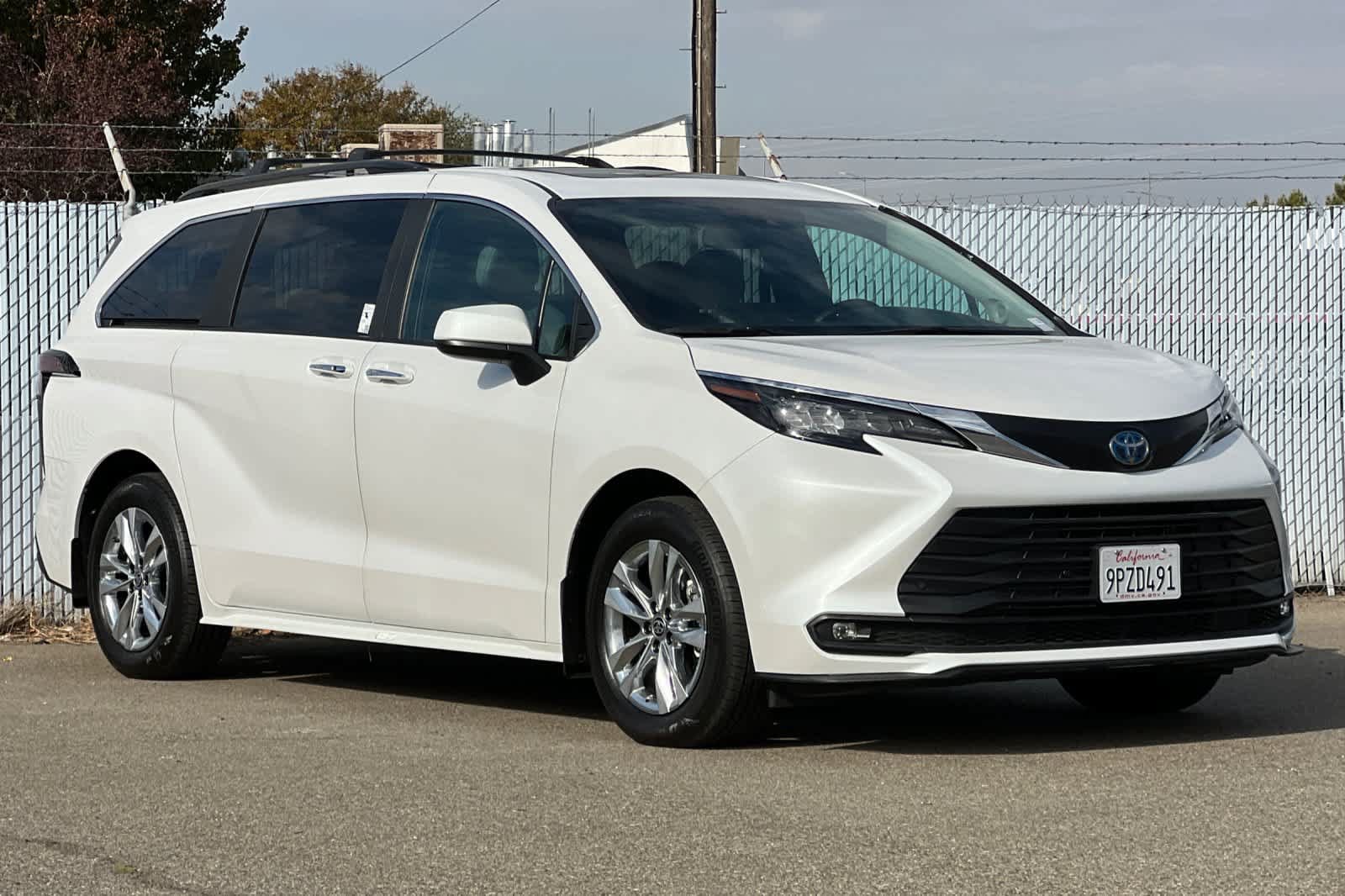 Used 2025 Toyota Sienna XLE w/ XLE Plus Package AWD/4WD image 7