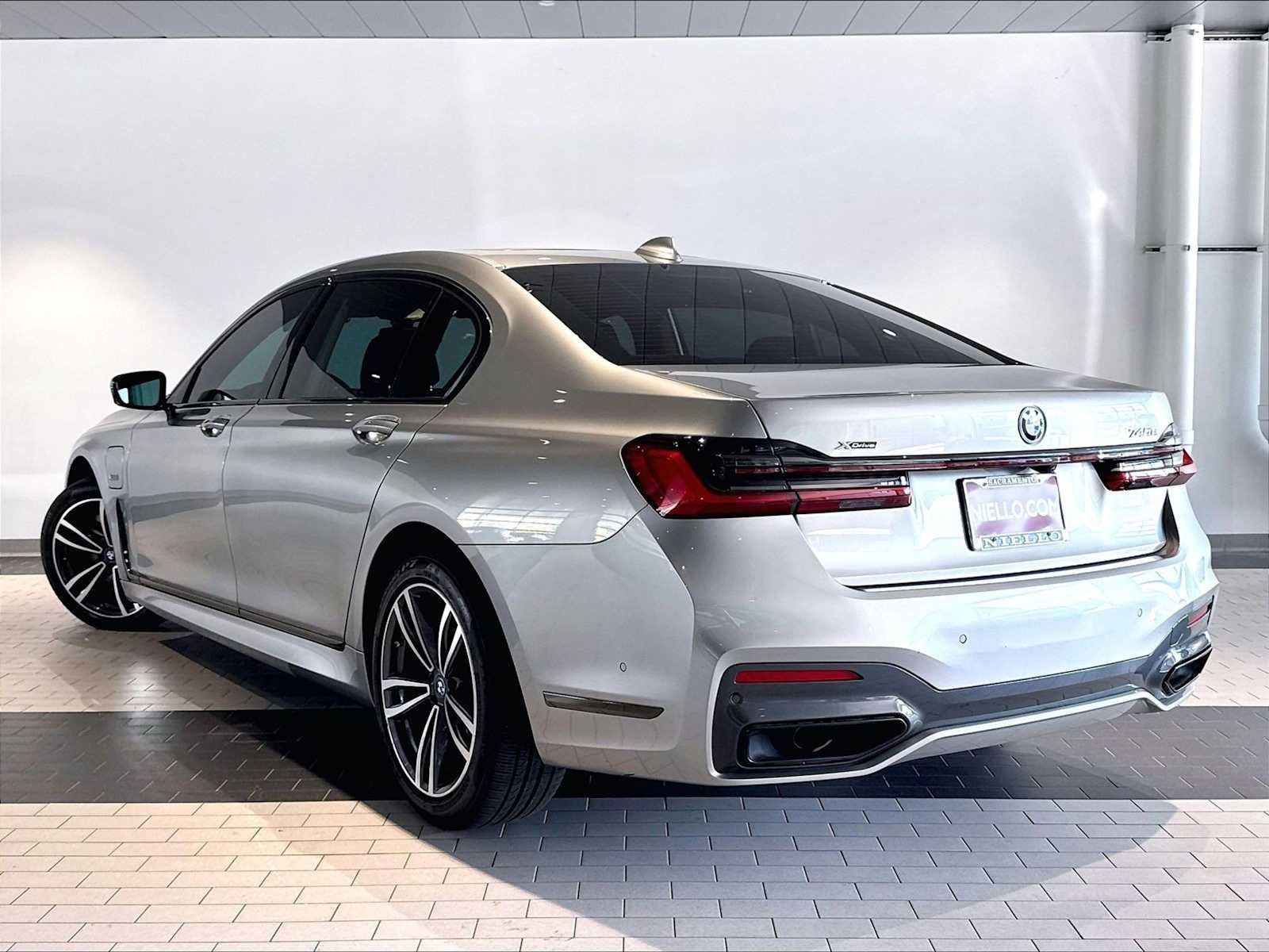 Used 2022 BMW 745e xDrive w/ M Sport Package AWD/4WD image 3