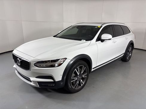 Used 2018 Volvo V90 T6 Cross Country w/ Convenience Package image 4