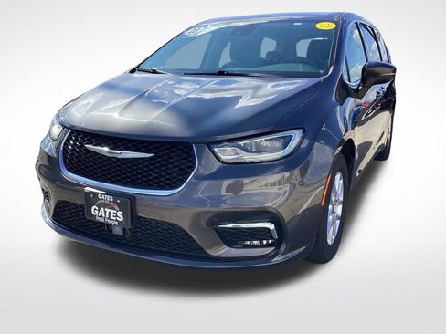 Used 2023 Chrysler Pacifica Touring-L image 6