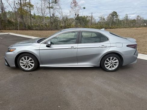 Used 2023 Toyota Camry SE image 2