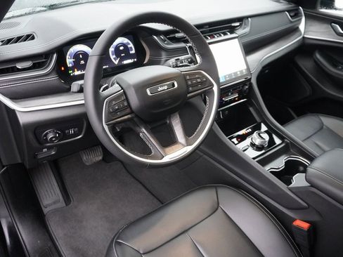 Used 2024 Jeep Grand Cherokee Limited w/ Black Appearance Package image 10