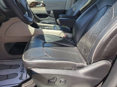 Used 2023 Chrysler Pacifica Limited FWD image 12