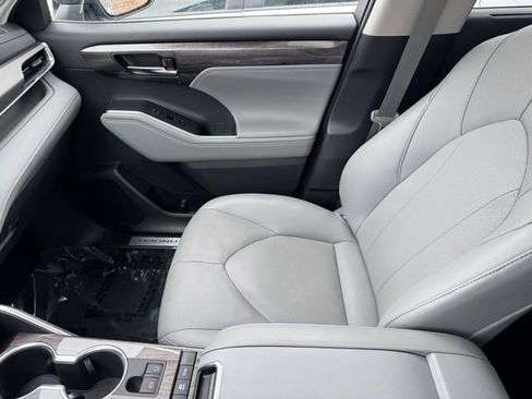 Used 2021 Toyota Highlander Limited image 24