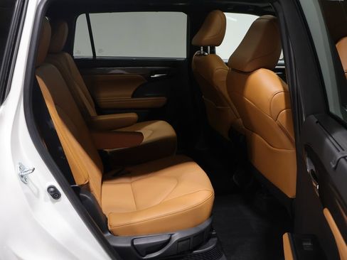 Used 2025 Toyota Highlander Platinum image 24