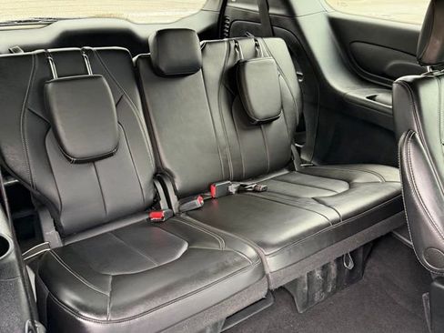 Used 2025 Chrysler Pacifica Select image 47