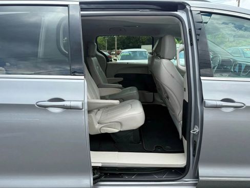 Used 2017 Chrysler Pacifica Touring-L w/ Tire & Wheel Group image 55