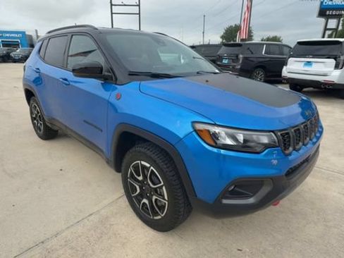 Used 2025 Jeep Compass Trailhawk AWD/4WD image 2