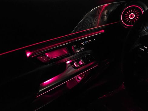 Used 2022 Mercedes-Benz SL 55 AMG 4MATIC w/ Driver Assistance Package image 32