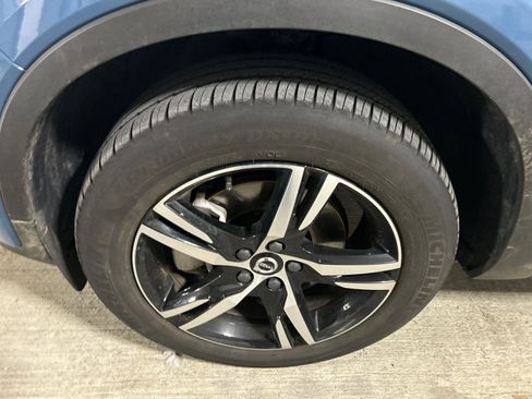 Used 2025 Volvo XC40 B5 Core image 8