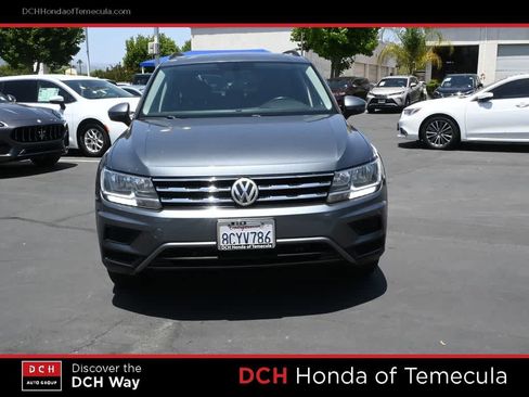 Used 2018 Volkswagen Tiguan SE w/ Panoramic Sunroof Package FWD image 2