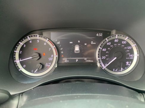 Used 2023 Toyota Highlander LE AWD/4WD image 29