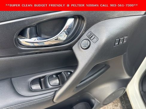 Used 2018 Nissan Rogue SV w/ Premium Package image 11