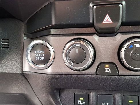 Used 2021 Toyota Tacoma TRD Off-Road w/ Technology Package AWD/4WD image 23