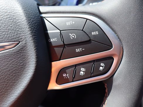 Used 2025 Chrysler Pacifica Pinnacle FWD image 18