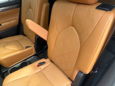 Used 2023 Toyota Highlander Platinum FWD image 22