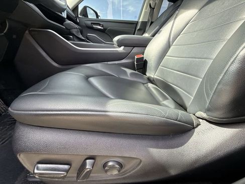 Used 2023 Toyota Highlander XLE image 12