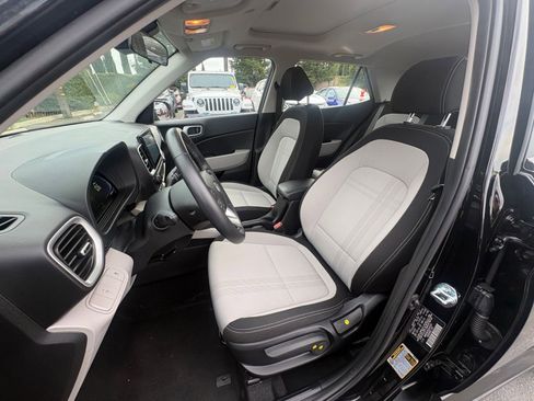 Used 2025 Hyundai Venue SEL image 36