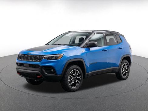Used 2025 Jeep Compass Trailhawk AWD/4WD image 3