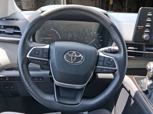 Used 2023 Toyota Sienna XLE FWD image 16